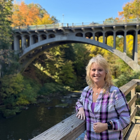 Meet your Posher, Carri - Picture 4 of 4